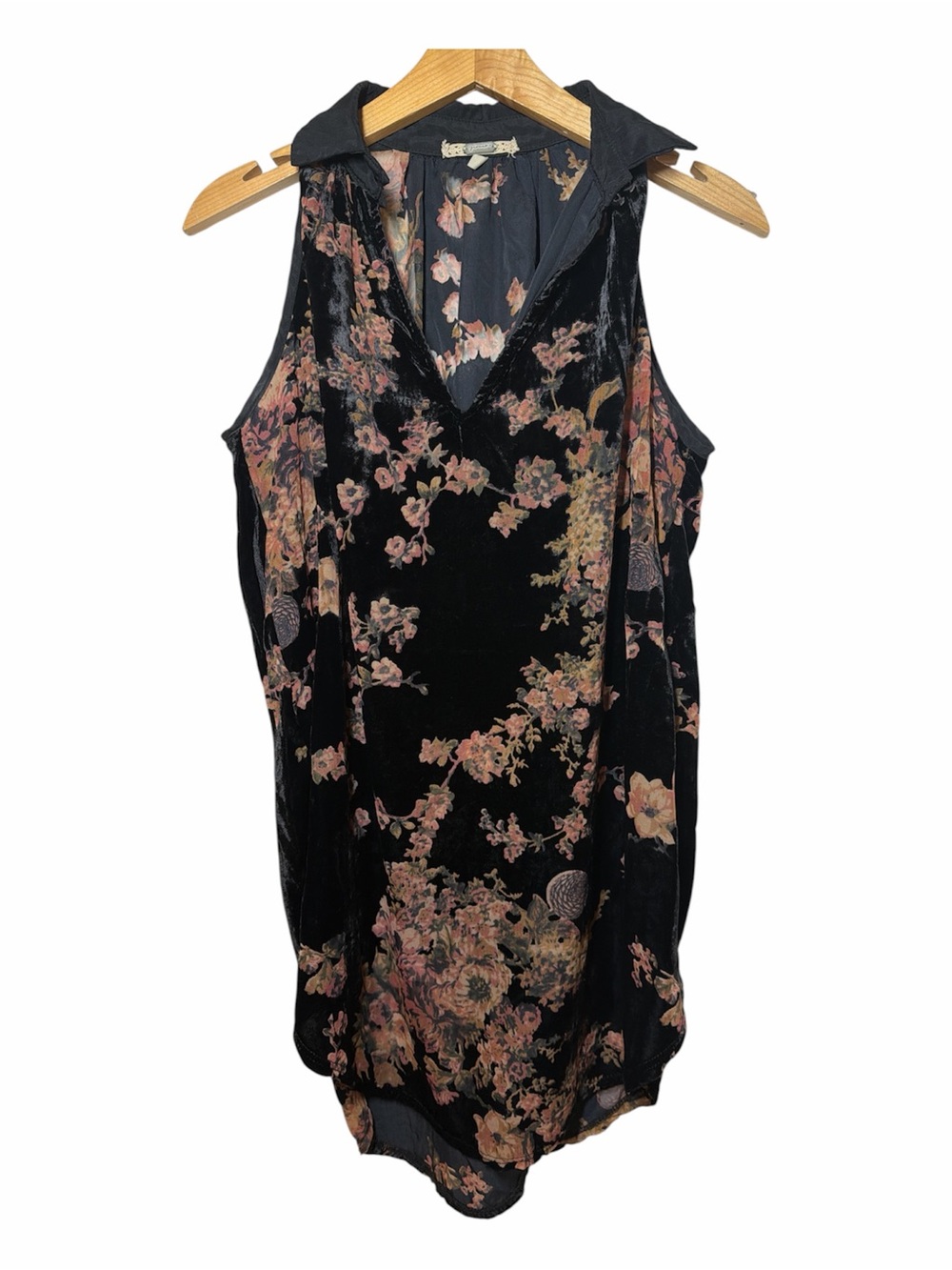 Gimmicks by BKE Black Floral Velvet Sleeveless Tunic